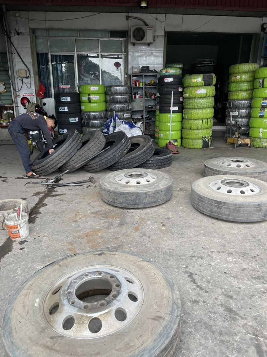 THAY LỐP XE - VÁ VỎ XE GIÁ RẺ TẠI BÌNH DƯƠNG